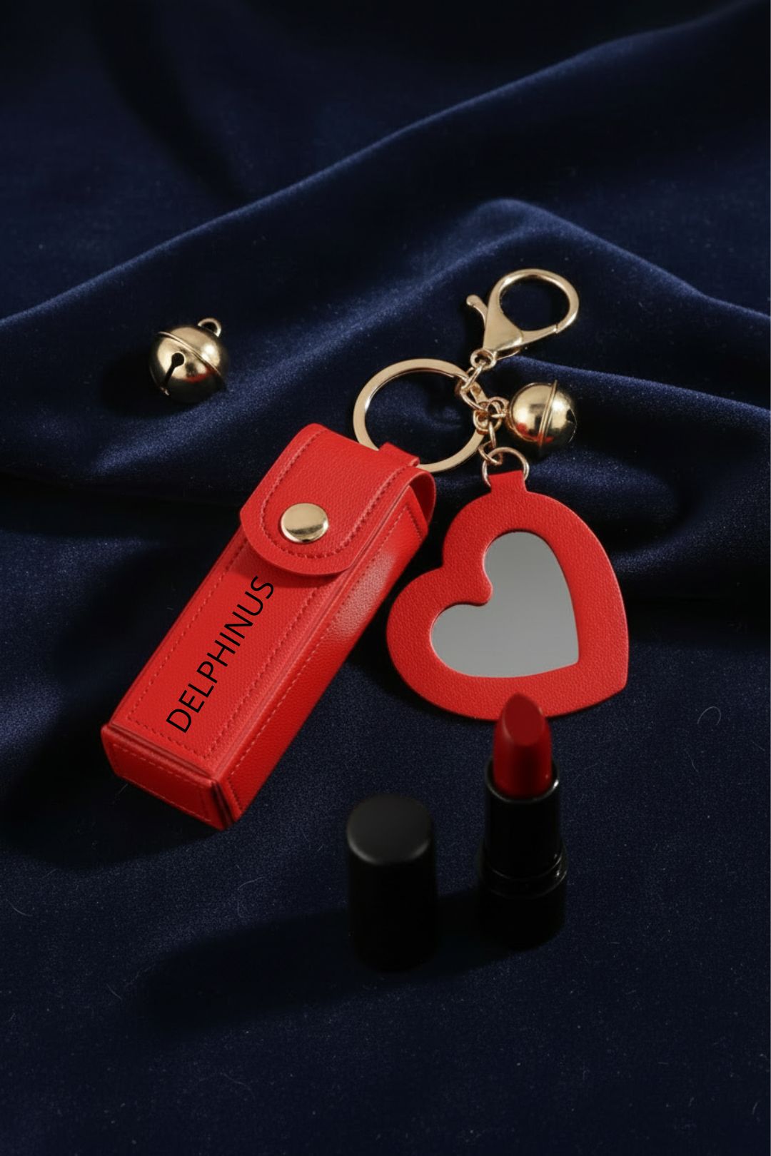 LE CŒUR VAGABOND – Bijou de sac rouge sur velours bleu marine, cœur miroir, grelots dorés et rouge à lèvres, DELPHINUS