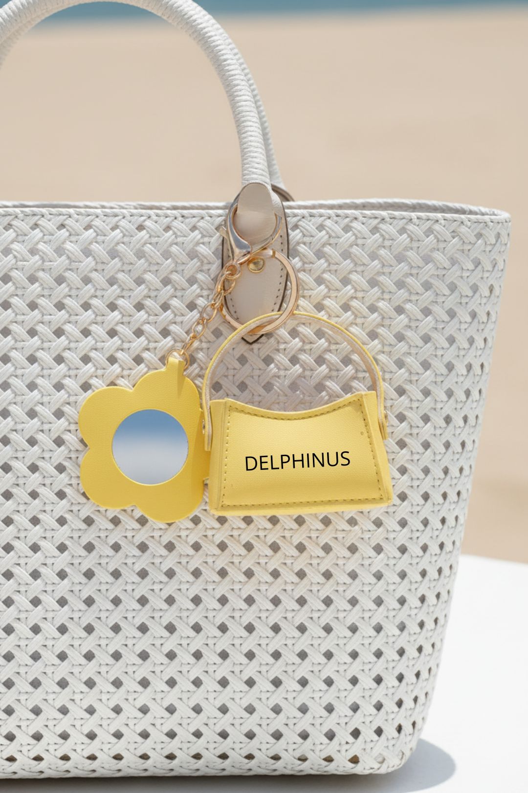 LE MIMOSA – Bijou de sac jaune accroché à un panier rotin blanc, fleur miroir et mini sac cuir dorés, ambiance bord de mer, DELPHINUS