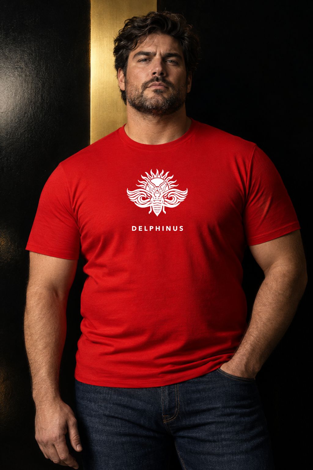 L'INTEMPOREL CURVE – homme curve portant le tee-shirt unisexe rouge au logo blanc avec un jean brut, portrait premium noir et or, DELPHINUS