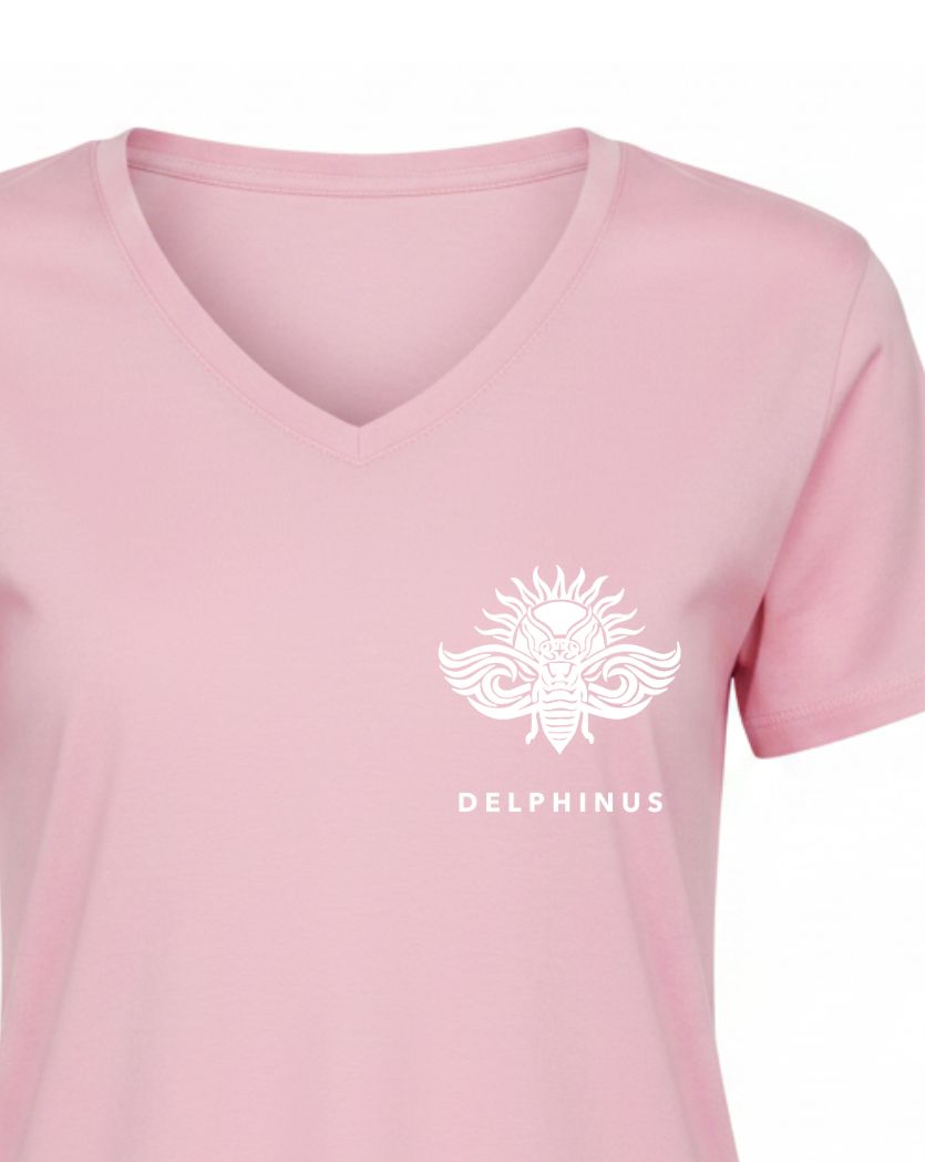 LE POÉTIQUE – Gros plan logo DELPHINUS blanc sur t-shirt col V rose orchidée, impression qualité premium poitrine gauche, DELPHINUS