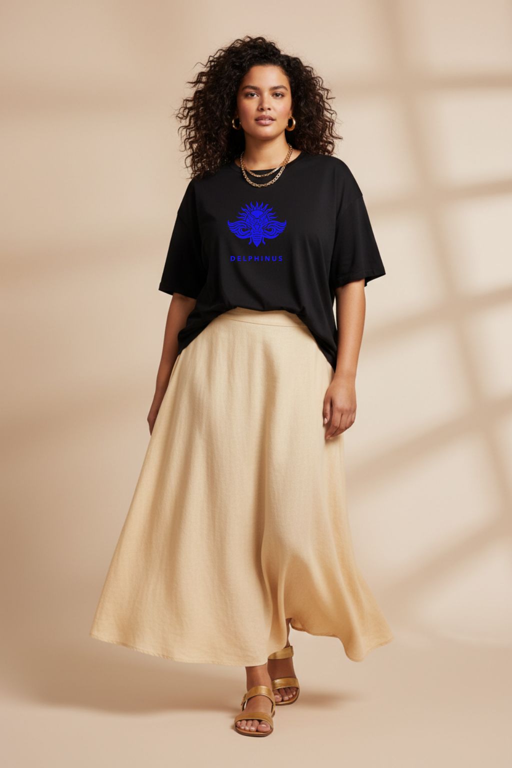 LA LIBERTÉ CURVE – T-shirt unisexe noir 100% coton bio, femme curve confiante, studio épuré, jean slim et sneakers blanches, DELPHINUS