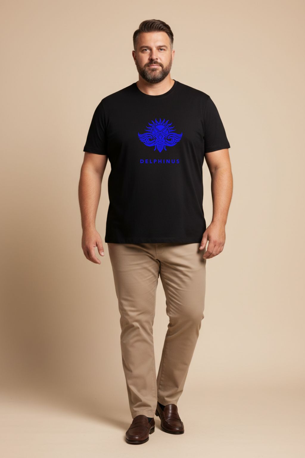 LA LIBERTÉ CURVE – T-shirt unisexe noir 100% coton bio, homme curve élégant, studio épuré, pantalon chino et mocassins, DELPHINUS