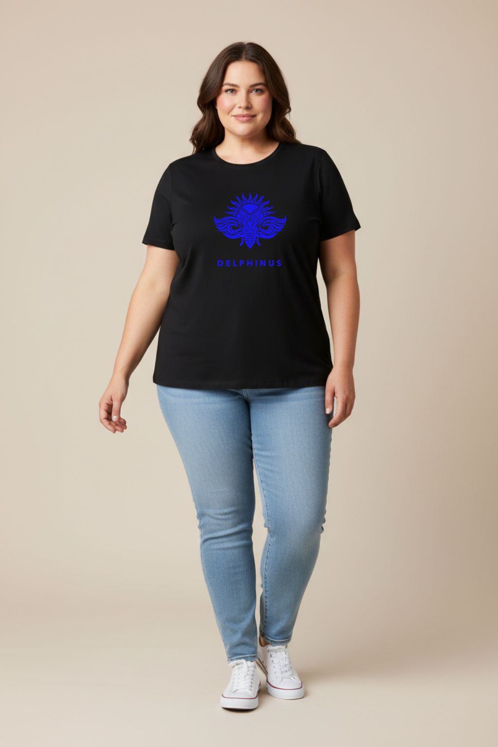 LA LIBERTÉ CURVE – T-shirt unisexe noir 100% coton bio, jeune femme curve naturelle, studio épuré, jupe fluide et sandales dorées, DELPHINUS