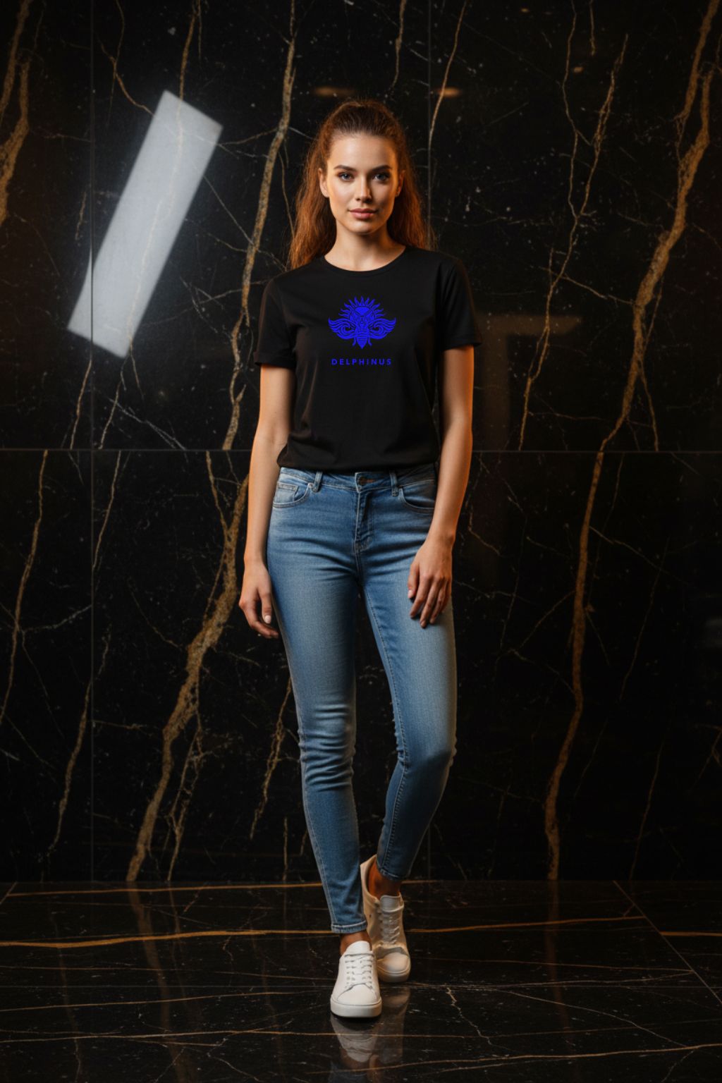 LA LIBERTÉ – T-shirt unisexe noir logo bleu DELPHINUS, femme jeune et élégante, ambiance premium marbre noir et or, jean slim et sneakers blanches, DELPHINUS