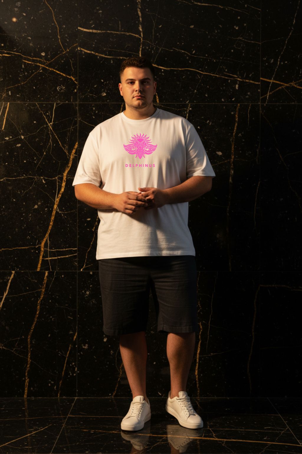 LA PÉTILLANTE CURVE – T-shirt unisexe blanc logo rose DELPHINUS, jeune homme curve décontracté, ambiance premium marbre noir et or, short et sneakers blanches, DELPHINUS