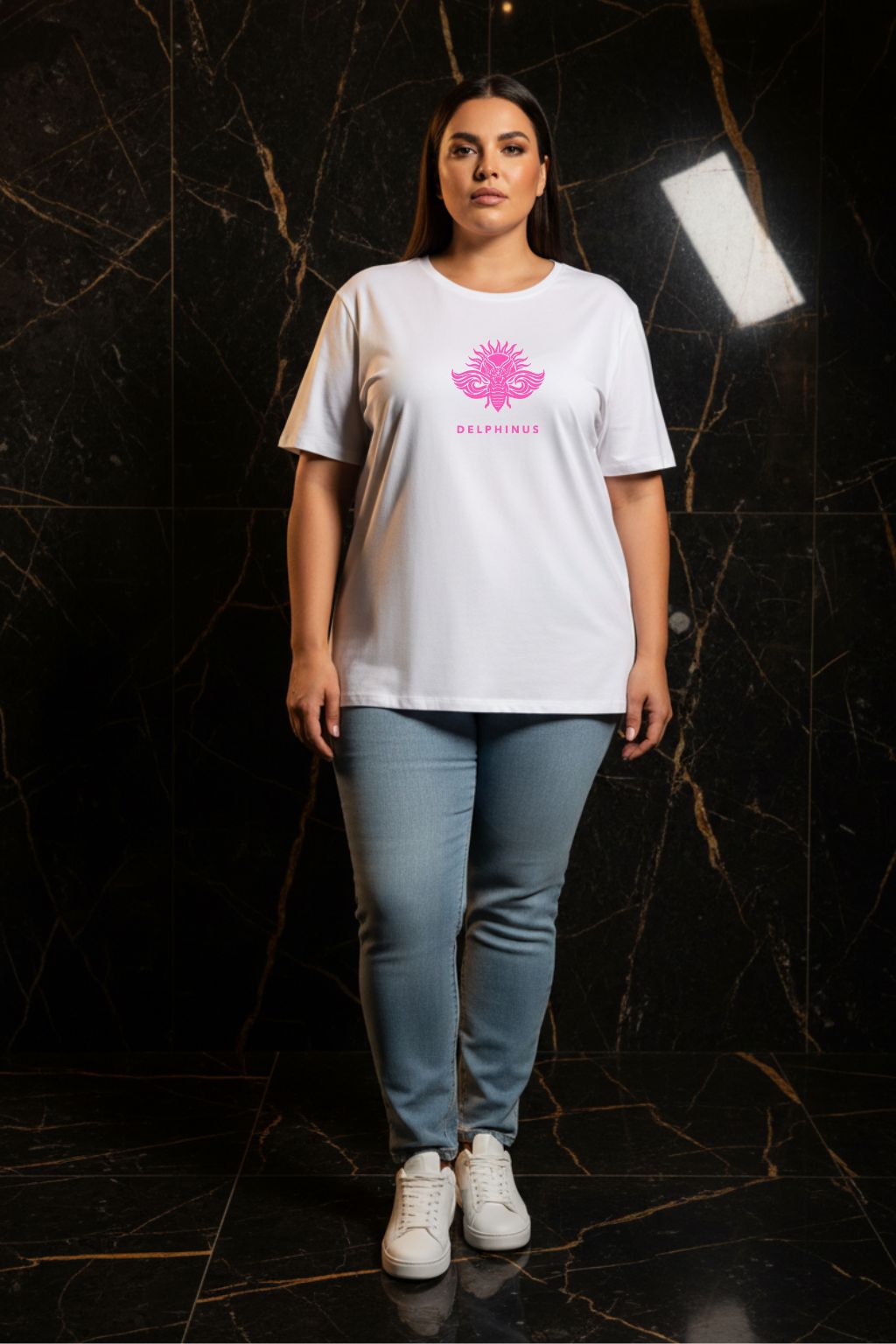 LA PÉTILLANTE CURVE – T-shirt unisexe blanc logo rose DELPHINUS, femme curve confiante, ambiance premium marbre noir et or, jean slim et sneakers blanches, DELPHINUS