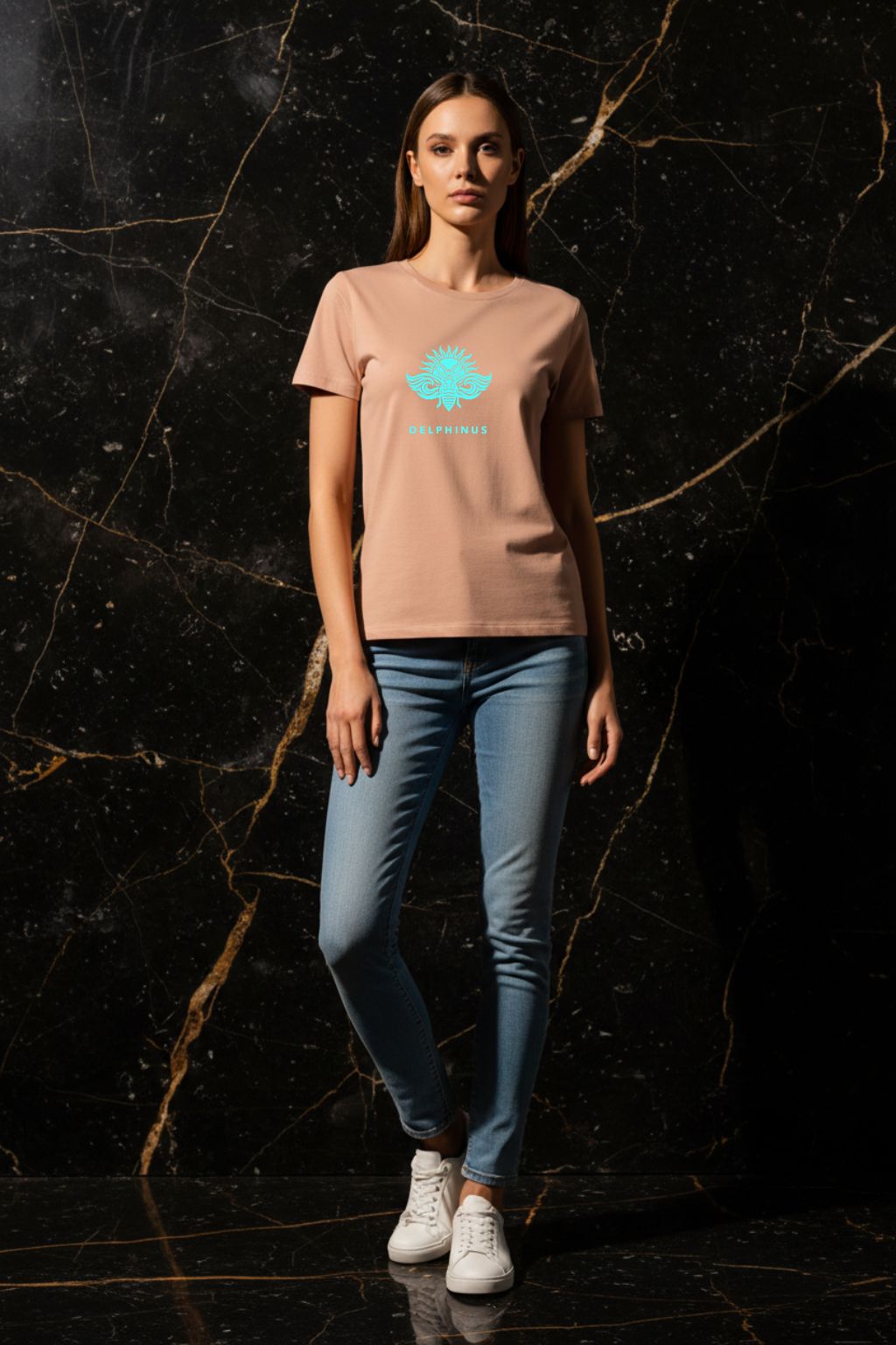 L'ÉVASION – T-shirt unisexe nude beige logo turquoise DELPHINUS, femme jeune et élégante, ambiance premium marbre noir et or, jean slim et sneakers blanches, DELPHINUS
