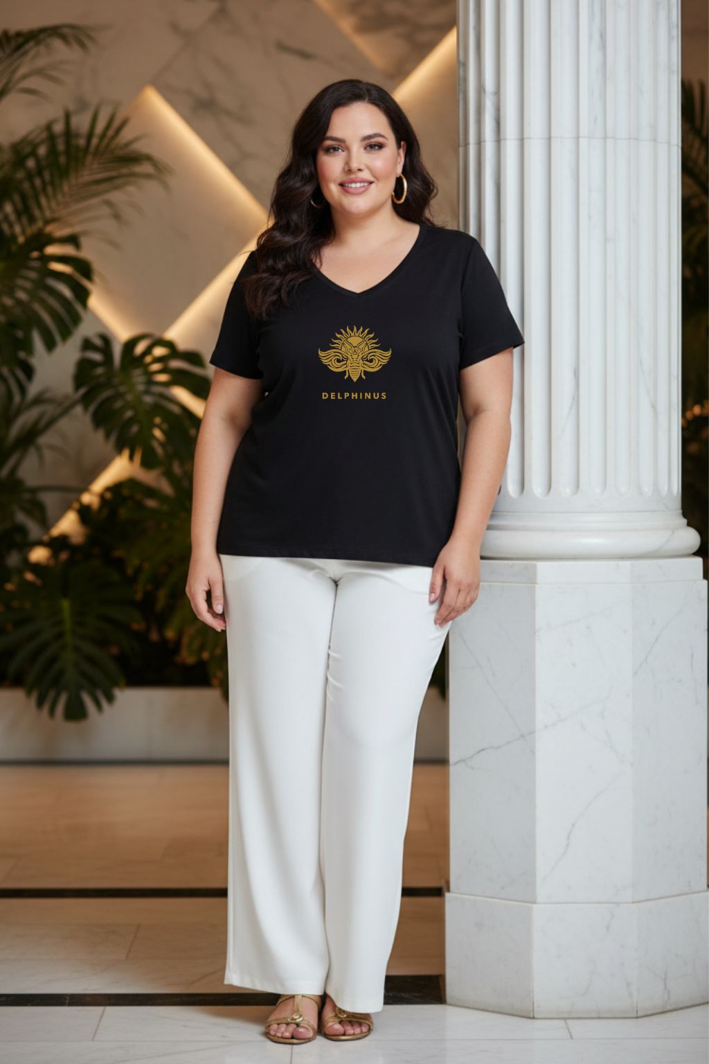 LE PRÉCIEUX CURVE – Femme curve en pantalon blanc large et t-shirt noir col V logo cigale or, intérieur luxueux colonnes marbre, DELPHINUS