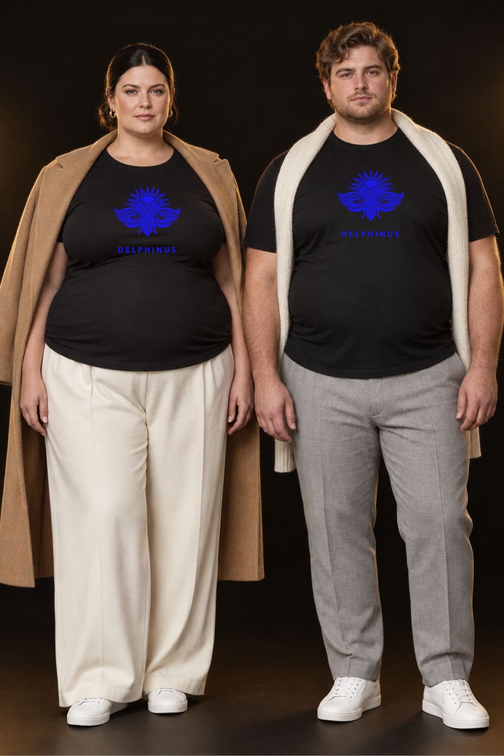 LA LIBERTÉ CURVE – couple curve portant le tee-shirt unisexe noir au logo bleu roi, manteau camel et tenue crème, ambiance automnale premium, DELPHINUS