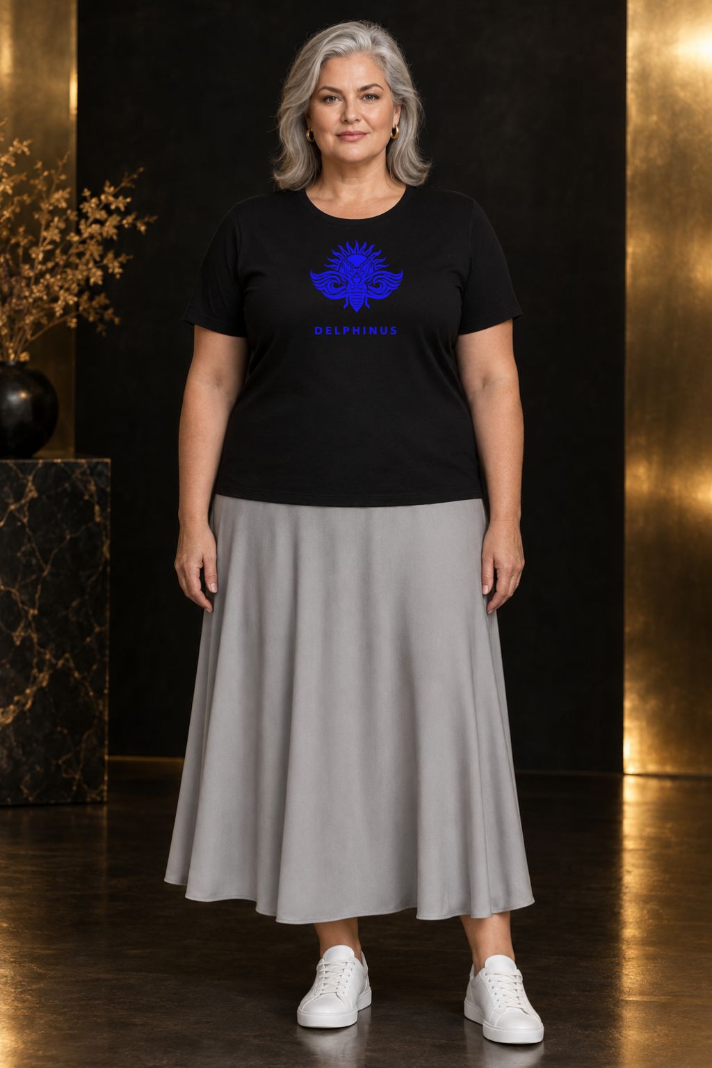 LA LIBERTÉ CURVE – femme curve portant le tee-shirt unisexe noir au logo bleu roi avec une jupe midi grise, look automnal premium, DELPHINUS