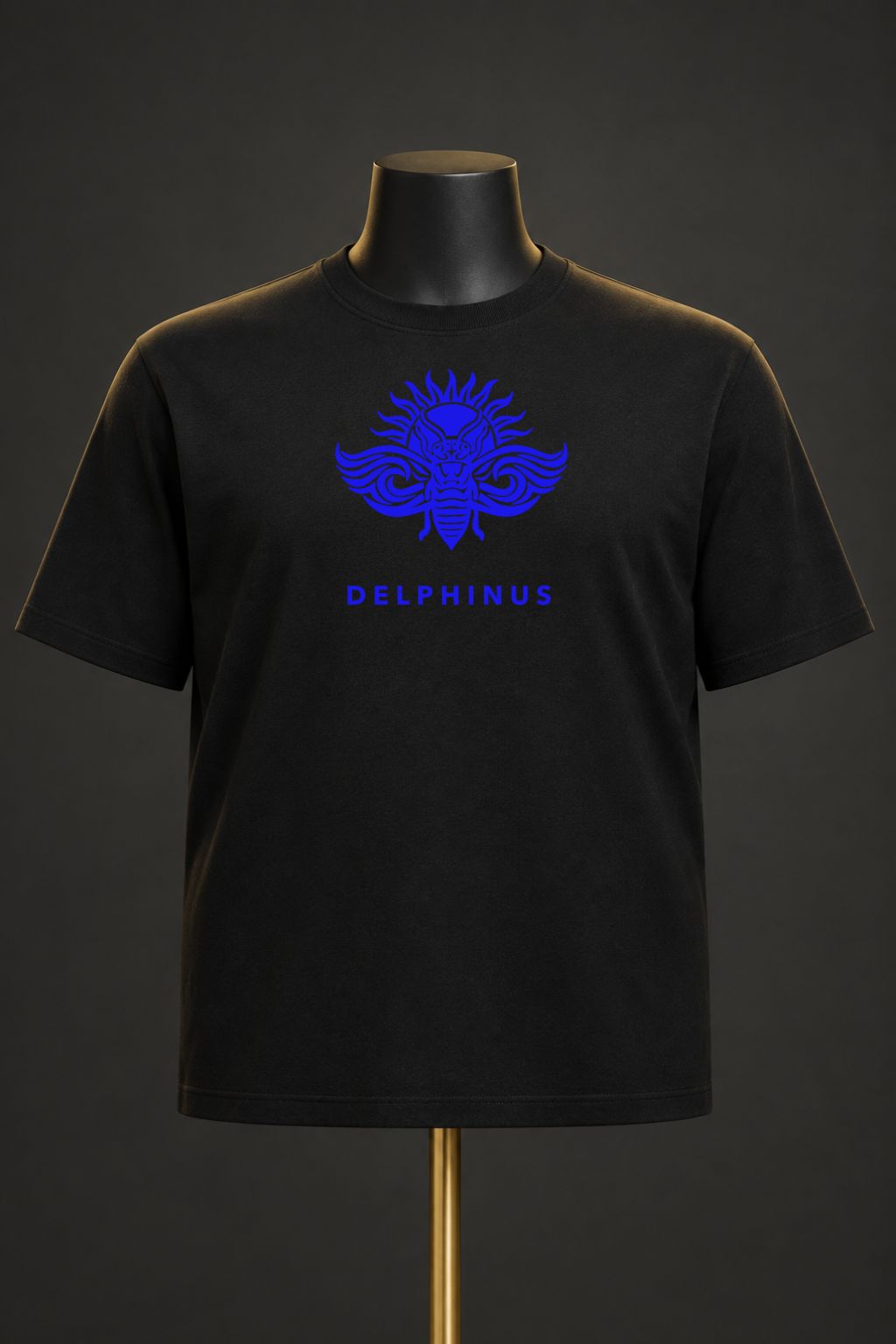 LA LIBERTÉ CURVE – tee-shirt unisexe noir au logo bleu roi présenté sur buste, gros plan de la maille en coton bio, DELPHINUS