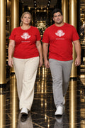 L'INTEMPOREL CURVE – couple curve portant le tee-shirt unisexe rouge au logo blanc, boutique noir et or, ambiance automnale premium, DELPHINUS