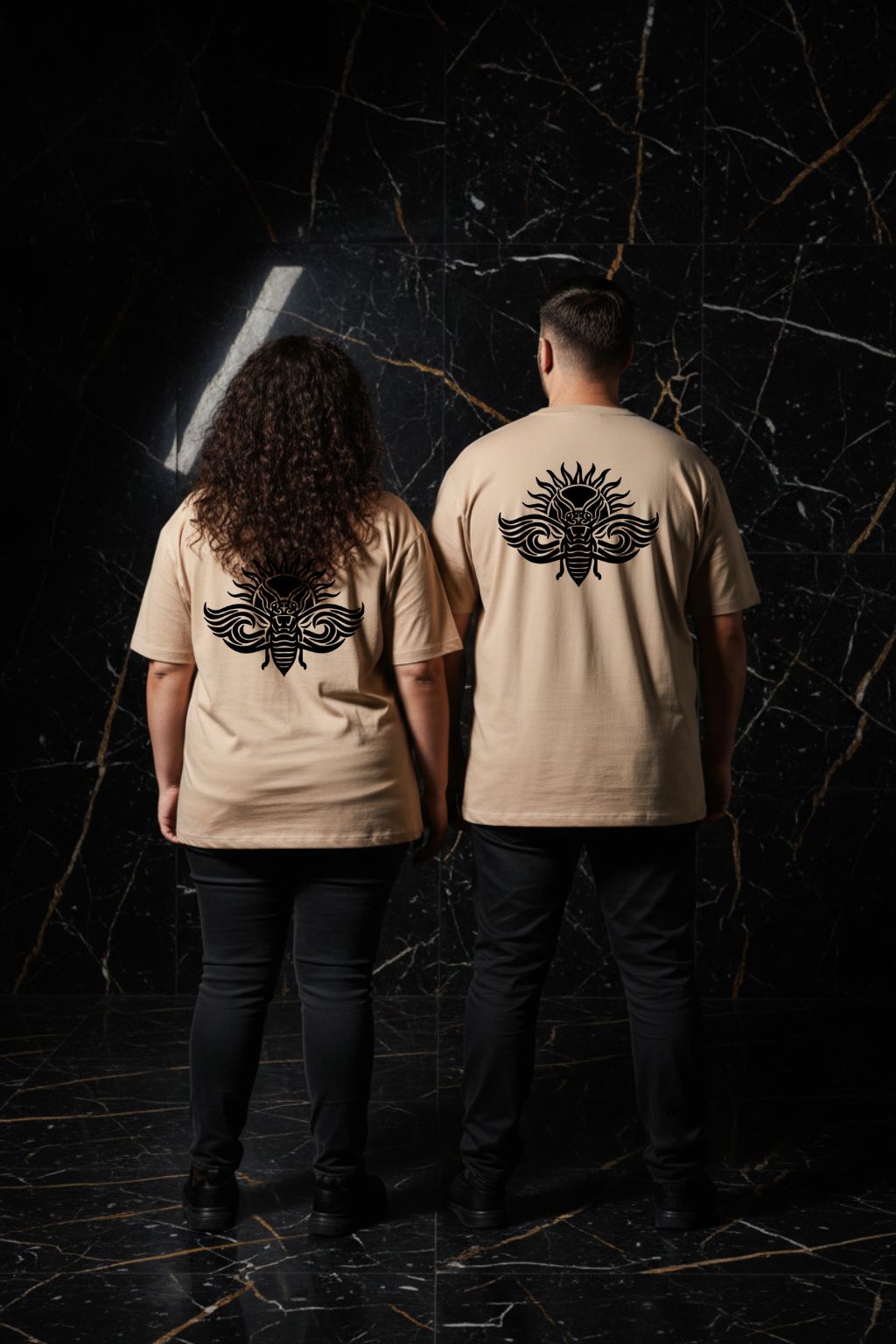 LE SIGNATURE CURVE – T-shirt unisexe oversize sable de Camargue logo cigale noir, couple curve de dos, studio premium marbre noir, DELPHINUS