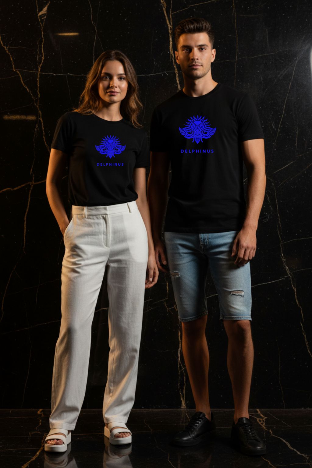 LA LIBERTÉ – T-shirt unisexe noir logo bleu DELPHINUS, couple jeune et élégant, ambiance premium marbre noir et or, tenues estivales modernes, DELPHINUS