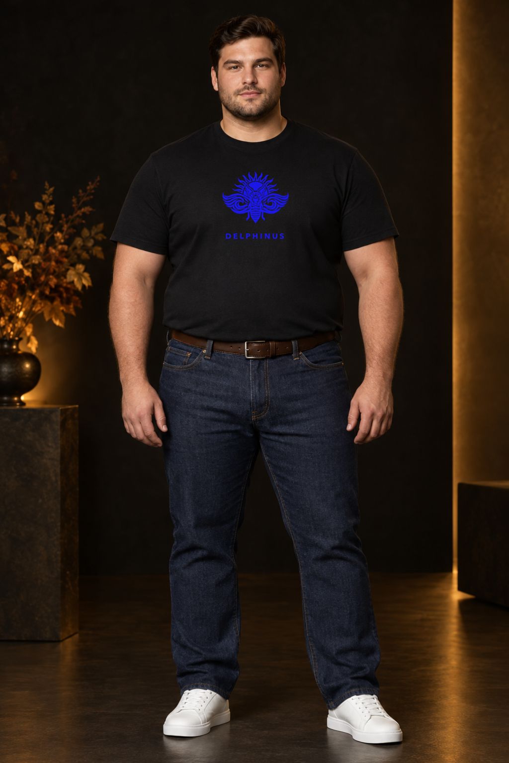 LA LIBERTÉ CURVE – homme curve portant le tee-shirt unisexe noir au logo bleu roi avec un jean brut, look automnal premium, DELPHINUS