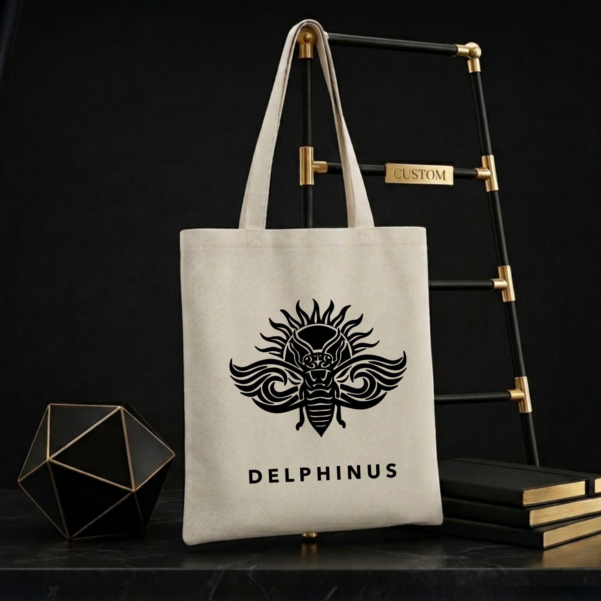Tote bag L'AUTHENTIQUE DELPHINUS — coloris naturel, logo cigale noir — tote bag suspendu  l'echelle noir et or