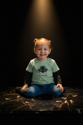 T-shirt enfant L'Espiègle DELPHINUS – Vert Sauge & Logo Noir – photo éditoriale premium