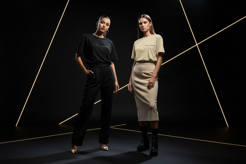 DUO-SIGNATURE-OVERSIZE-SABLE+NOIR-2 JEUNES FEMMES 20ANS DE POSE -MANNEQUINS--DECOR MODERNE NOIR ET OR 