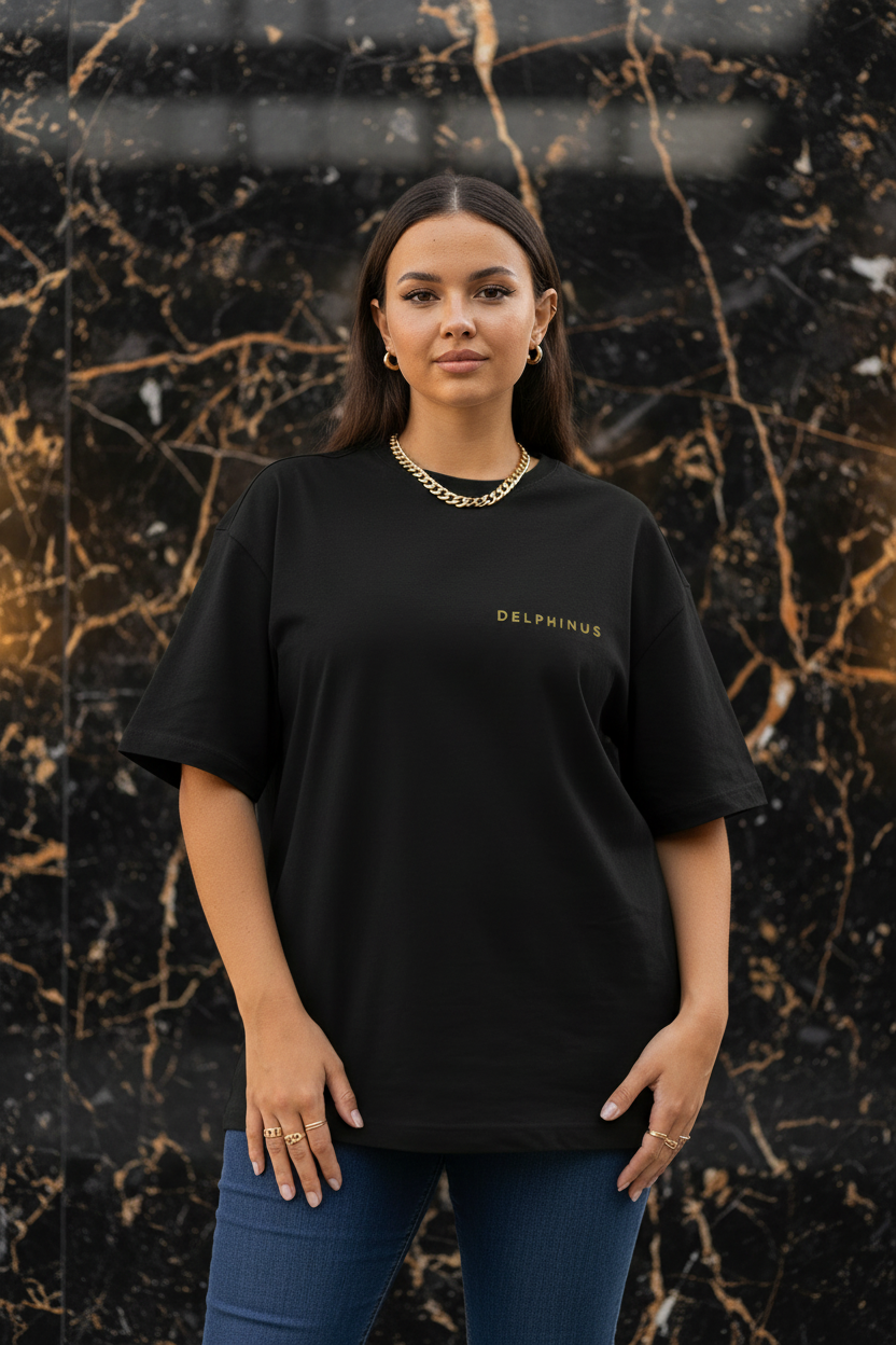 LE SIGNATURE CURVE – T-shirt unisexe oversize noir logo or DELPHINUS, femme curve confiante, ambiance premium marbre noir, DELPHINUS