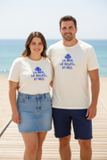 LA BRISE CURVE – t-shirt unisexe grandes tailles ivoire "La Mer, Le Soleil, Et Moi" bleu roi, duo homme femme bord de mer été, DELPHINUS