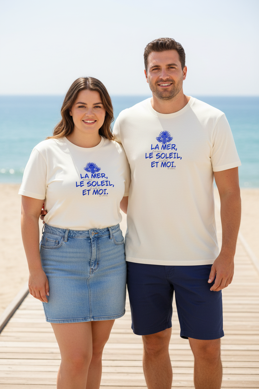 LA BRISE CURVE – t-shirt unisexe grandes tailles ivoire "La Mer, Le Soleil, Et Moi" bleu roi, duo homme femme bord de mer été, DELPHINUS