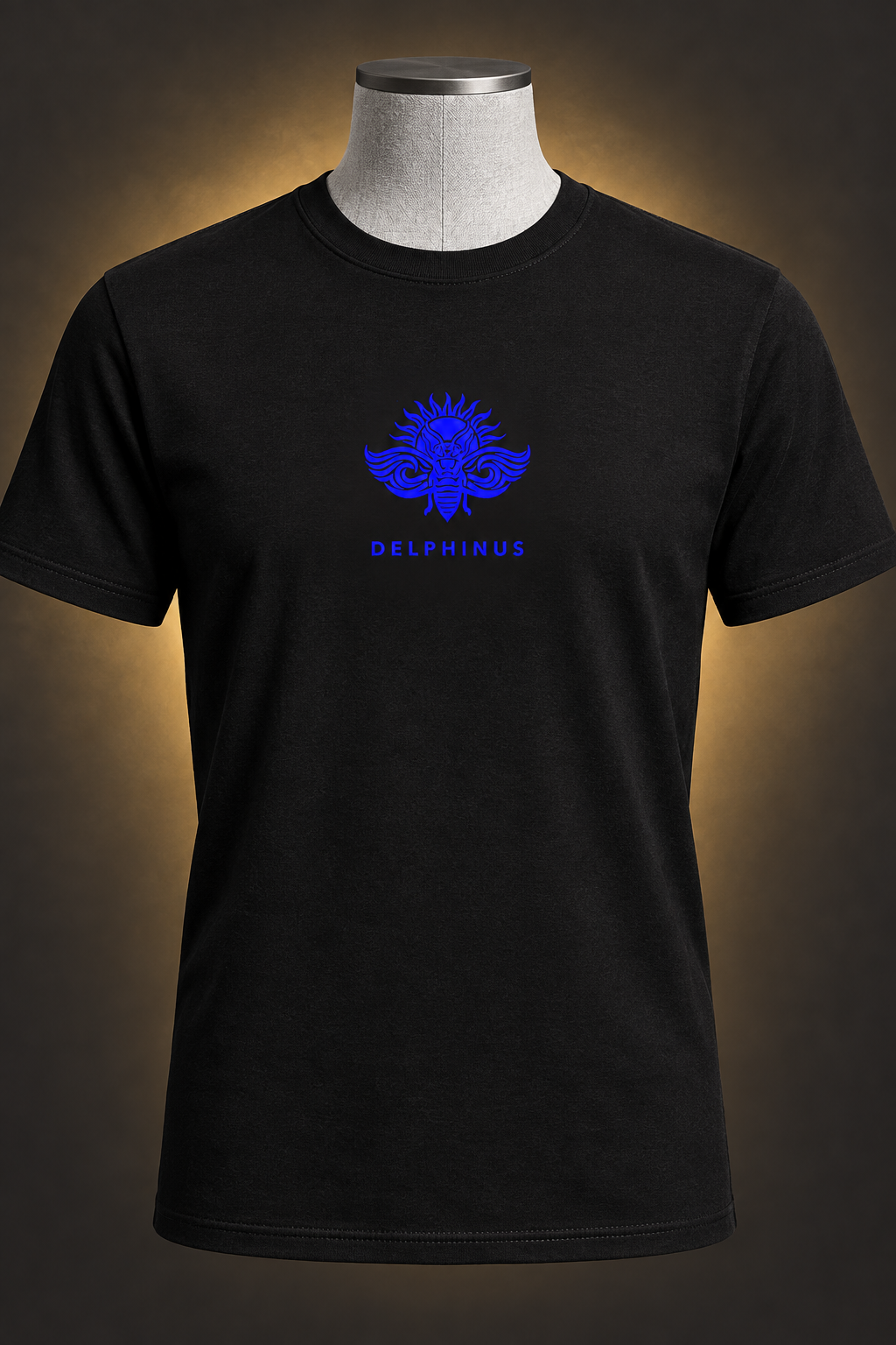 LA LIBERTÉ – gros plan du tee-shirt noir à col rond, du logo Bleu Roi DELPHINUS et du jersey en coton biologique
