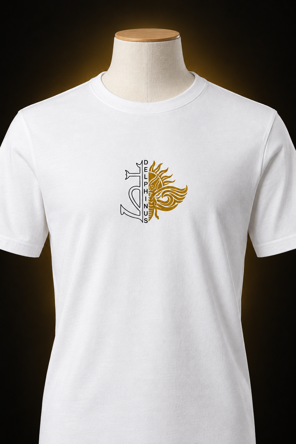LE CAMARGUAIS – gros plan du tee-shirt collector blanc à col rond, motif Croix Camarguaise noire, DELPHINUS vertical et cigale dorée