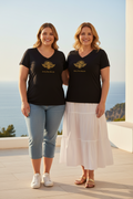 LE PRÉCIEUX CURVE – Duo femmes très curve 20 et 50 ans en t-shirts noirs col V logo cigale or, terrasse villa vue mer, DELPHINUS