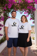 LE PRESTIGE CURVE – t-shirt collector grandes tailles blanc design lune vagues dauphin DELPHINUS, couple terrasse bougainvilliers été, DELPHINUS