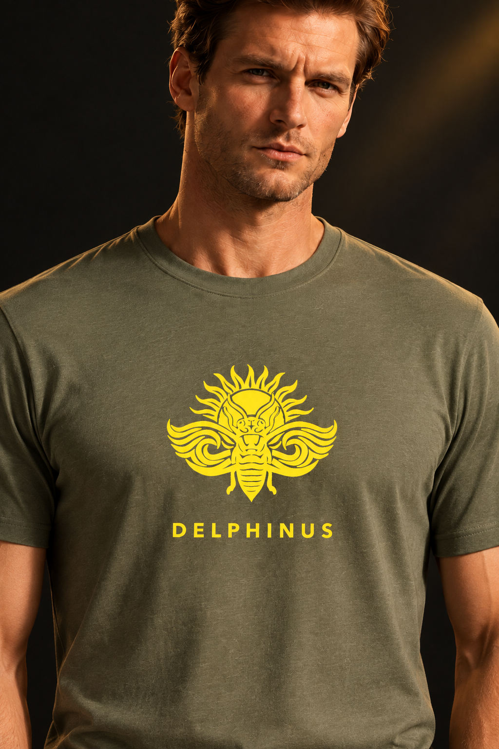 LE REBELLE – gros plan du tee-shirt kaki, du logo jaune et de la matière en coton bio, DELPHINUS