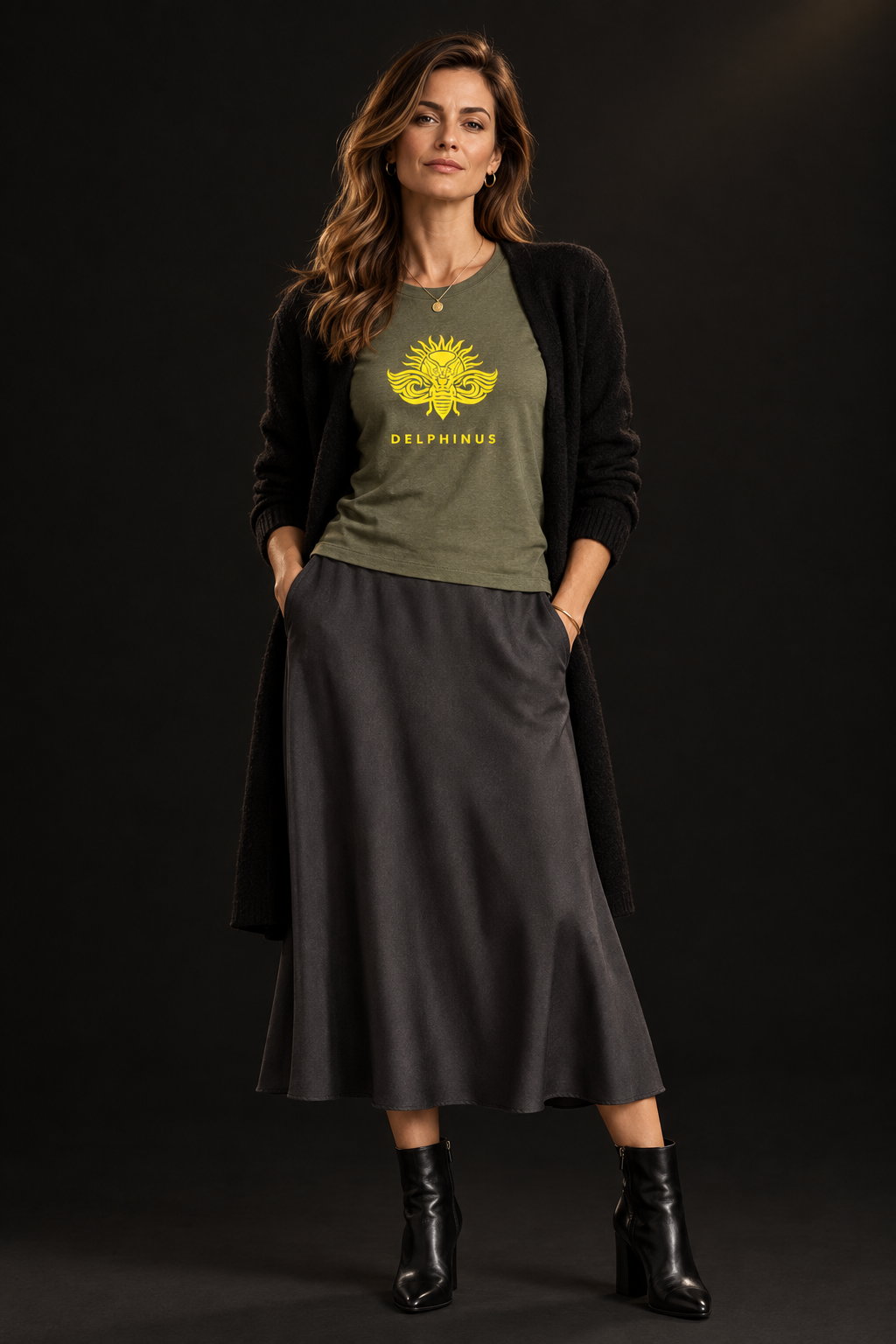 LE REBELLE – femme portant le tee-shirt unisexe kaki au logo jaune avec un cardigan noir, look automnal premium, DELPHINUS

