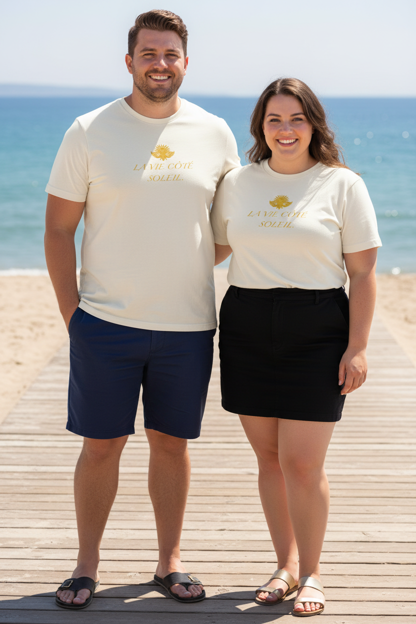 LE REFLET CURVE – t-shirt unisexe grandes tailles ivoire "La Vie Côté Soleil" jaune, couple homme short marine femme jupe noire bord de mer, DELPHINUS