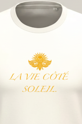 E REFLET – zoom sur la phrase "La Vie Côté Soleil" cigale jaune DELPHINUS, fond sable