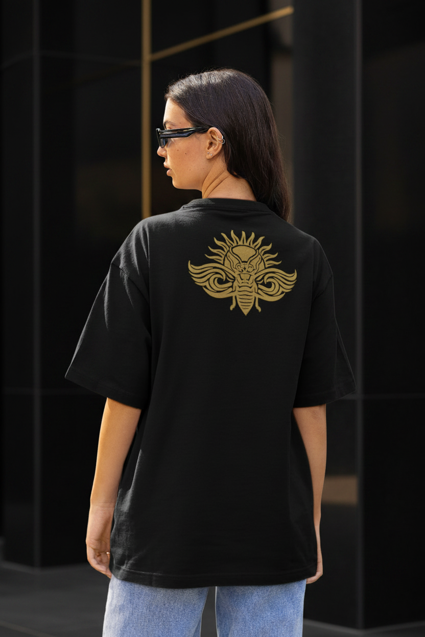 T-shirt oversize LE Signature DELPHINUS - femme de dos, logo or sur fond noir, mise en scène premium