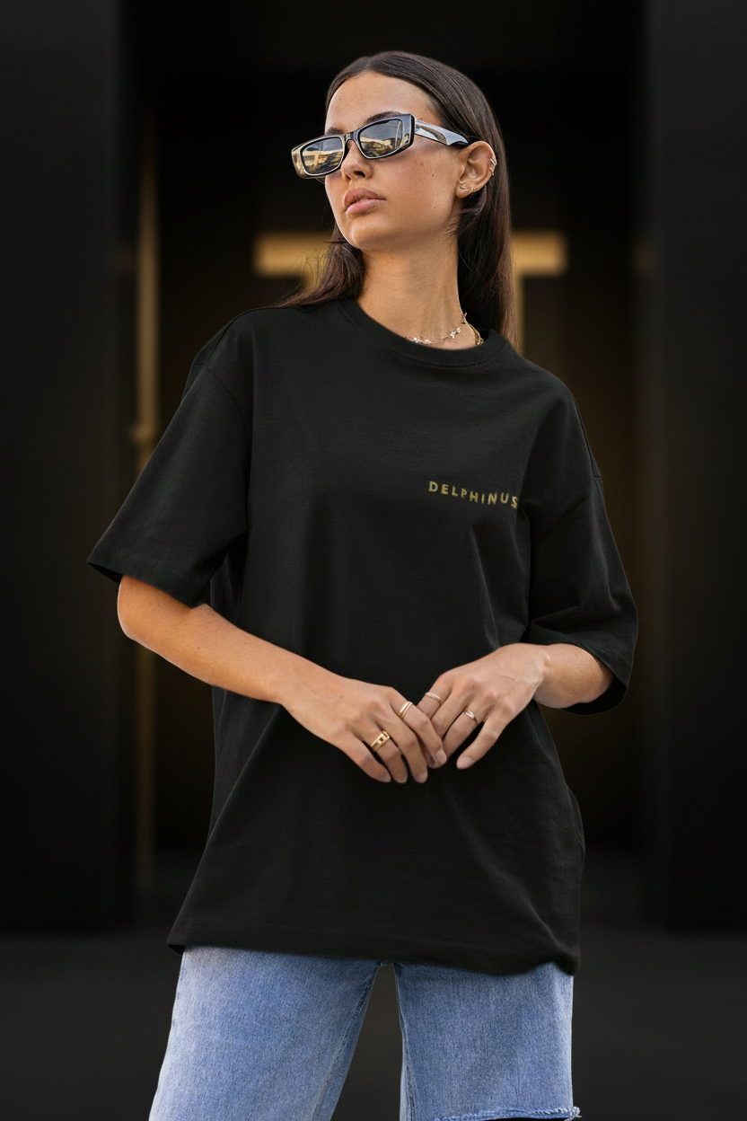 T-shirt oversize LE Signature DELPHINUS - femme face, coloris Noir Onyx & Or, mise en scène premium