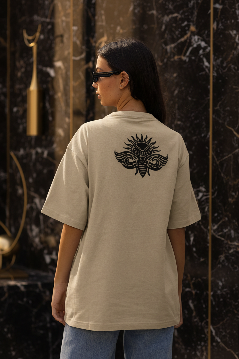 T-shirt oversize LE Signature DELPHINUS - femme de dos, coloris Sable de Camargue & Noir