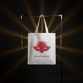 Tote bag L'ESTIVAL DELPHINUS — toile blanc cassé, logo cigale rouge — présentation éditoriale fond noir et or