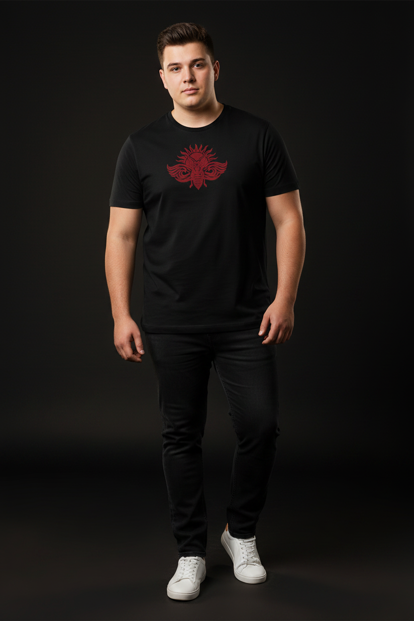 LA SINGULIÈRE – T-shirt unisexe noir logo cigale bordeaux centré, homme jeune curve décontracté, ambiance premium moderne, DELPHINUS