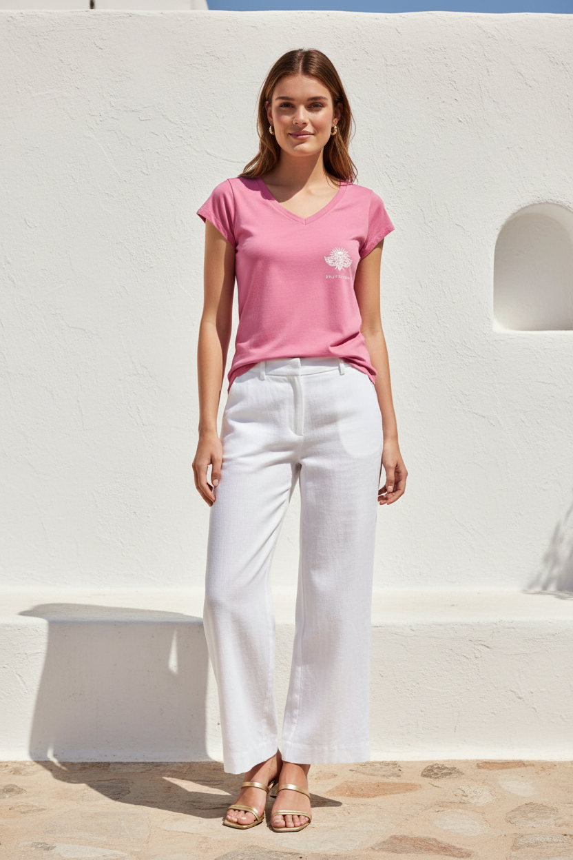 LE POÉTIQUE – T-shirt col V femme rose orchidée logo blanc, jeune femme décontractée, mur ensoleillé Sud de France, DELPHINUS