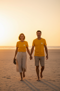 LE JUILLETISTE Sun Yellow – T-shirt unisexe jaune doré logo cigale blanc, duo d'amies joyeuses au bord de l'étang de Camargue, lumière dorée, DELPHINUS