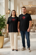 LA SINGULIÈRE – T-shirt unisexe noir logo cigale bordeaux centré, jeune couple curve moderne et complice, ambiance premium urbaine, DELPHINUS
