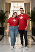 L'ABSOLU – T-shirt unisexe rouge logo cigale blanc centré, jeune couple curve moderne et complice, ambiance luxe premium, DELPHINUS