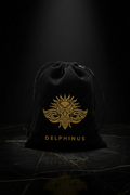 Pochon cadeau DELPHINUS — pochon velours noir logo or, présentation seul sur marbre noir, ambiance luxe
