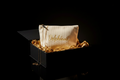 Trousse côtelée ivoire L'Aurore DELPHINUS présentée dans un coffret cadeau noir et or, papier de soie doré, idée cadeau femme premium DELPHINUS
